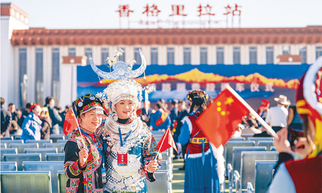 以铸牢中华民族共同体意识为主线加强和改进党的民族工作